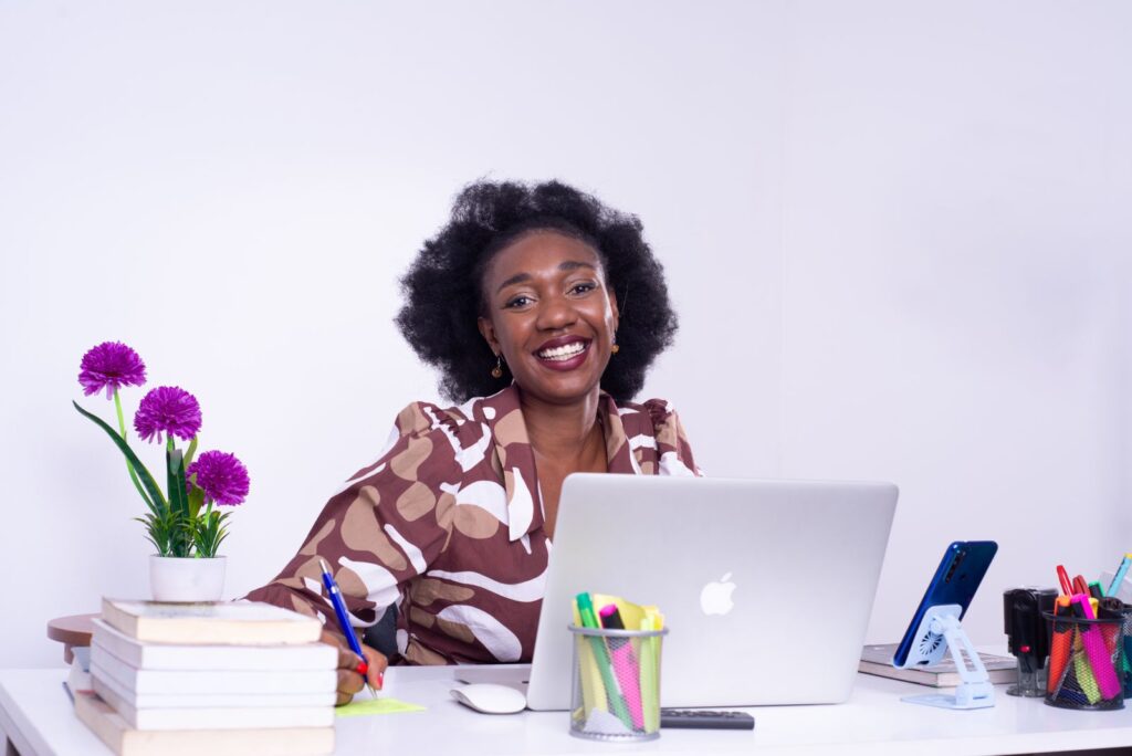 Empreendedora sorridente a trabalhar no seu escritório