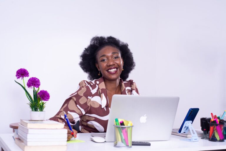 Empreendedora sorridente a trabalhar no seu escritório